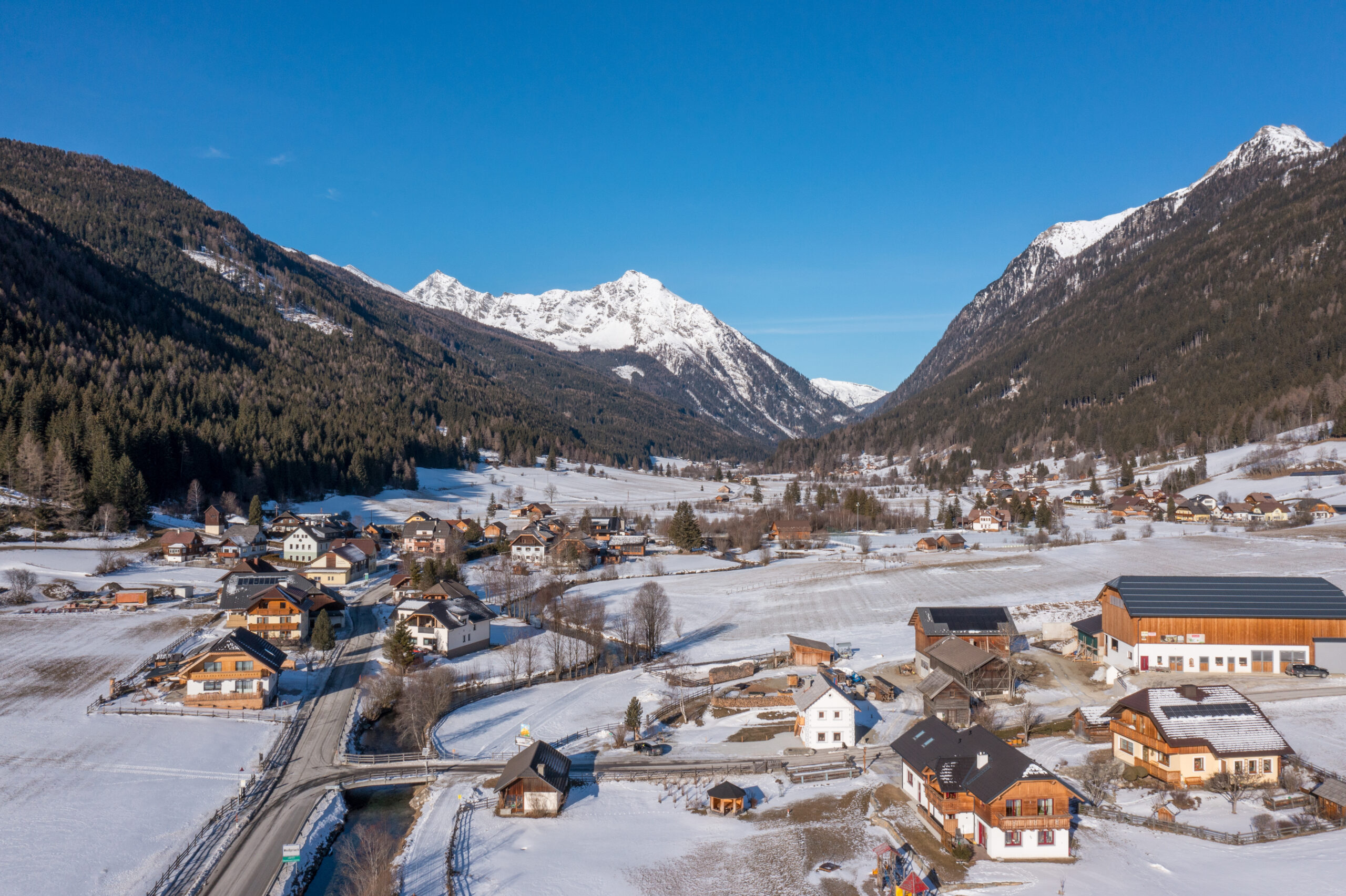 Gemeinde Weißpriach im Winter mit Schneedecke.