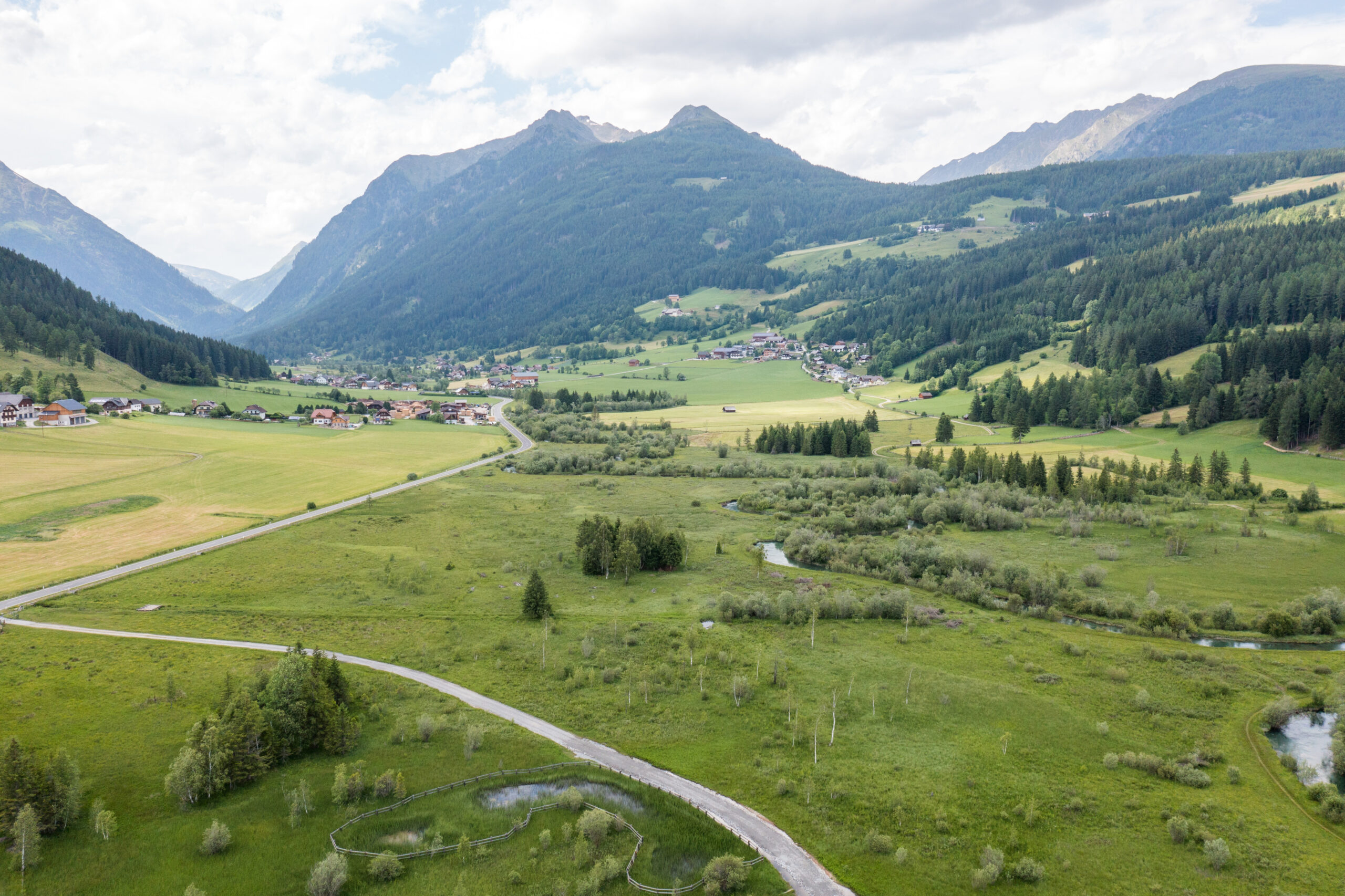 Blick auf das Weißpriachtal mit dem Weg und der Longa und den Häusern in der Ferne