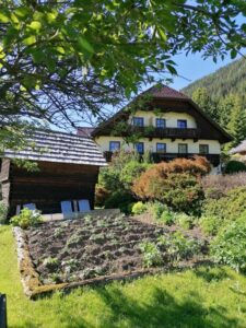 Das Bauernhaus "Hansei" in Weißpriach im Sommer.