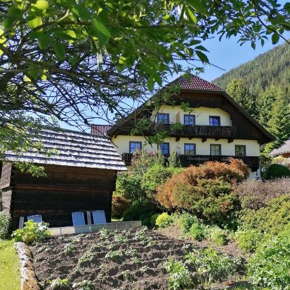 Das Bauernhaus "Hansei" in Weißpriach im Sommer.