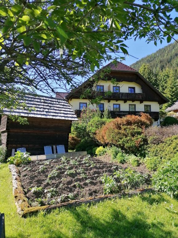 Das Bauernhaus "Hansei" in Weißpriach im Sommer.