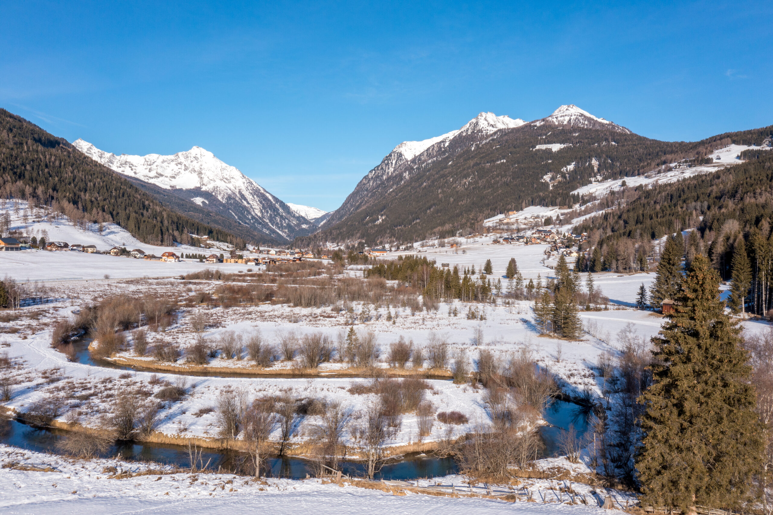 Blick auf Weißpriach im Winter mit der Longa in der Mitte