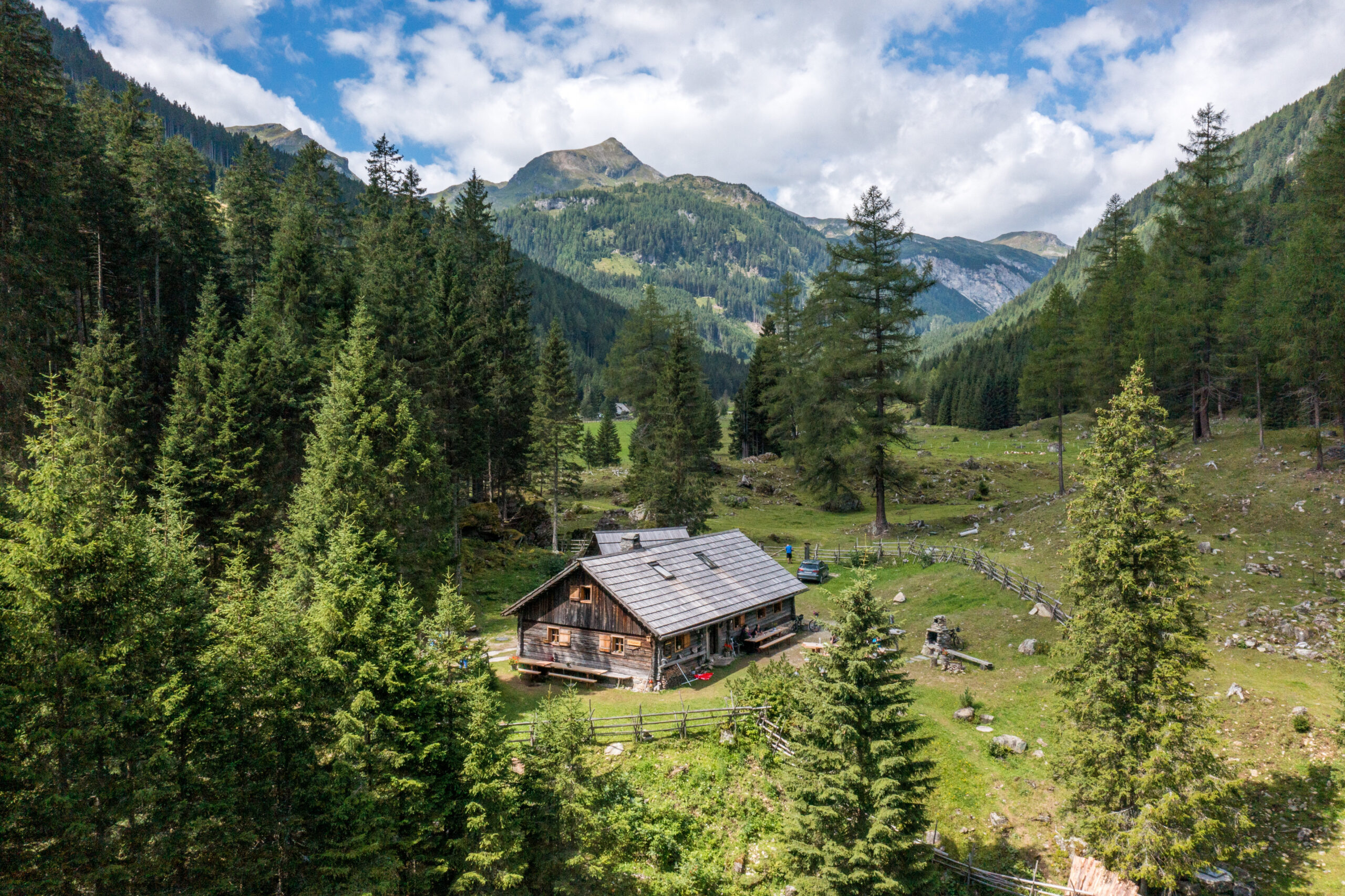Die urige Almhütte Raderhütte zwischen Wald, Wiesen und Bergen