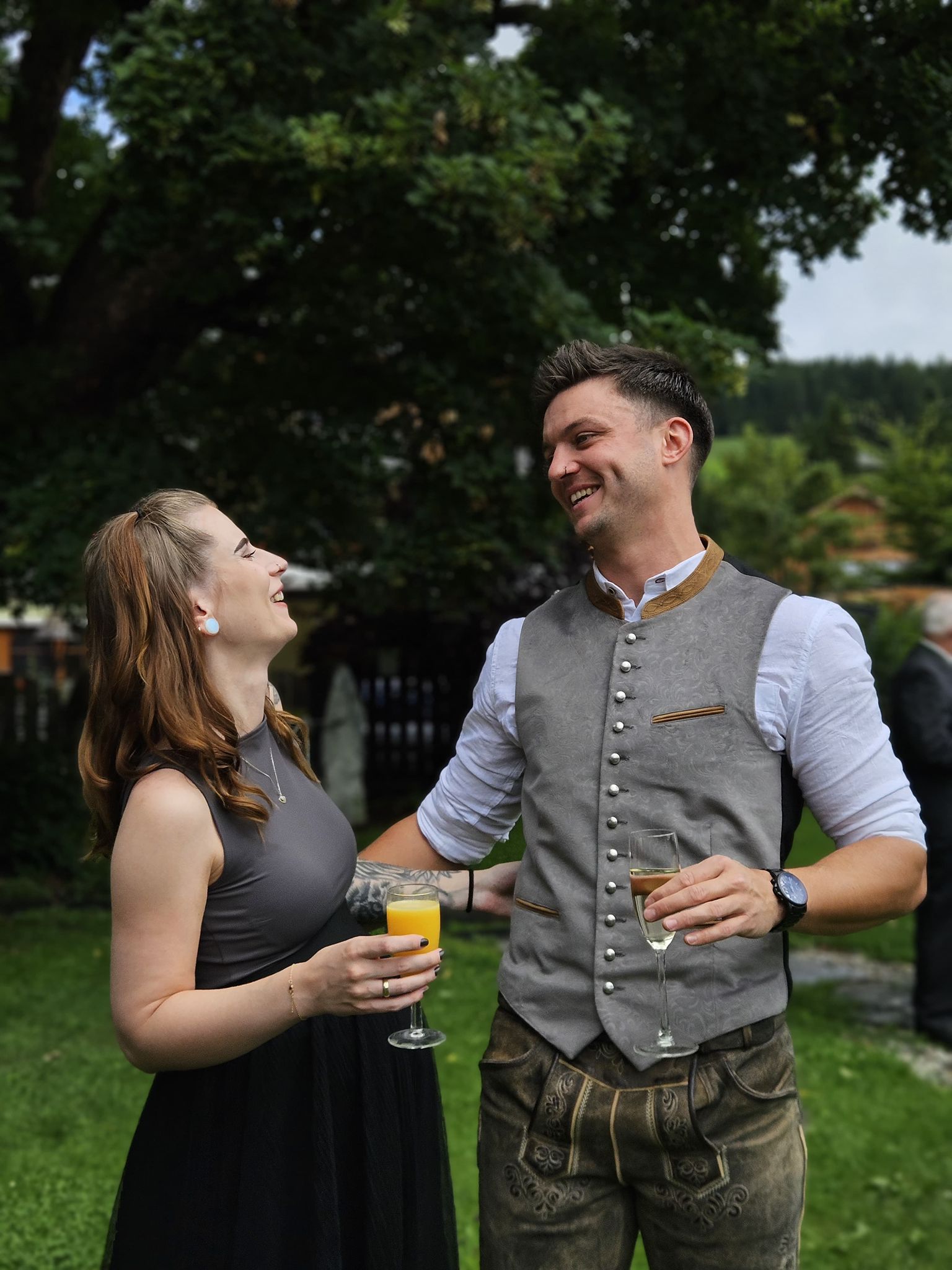 Das Gastgeberpaar der Ferienwohnungen Longaview in Tracht.