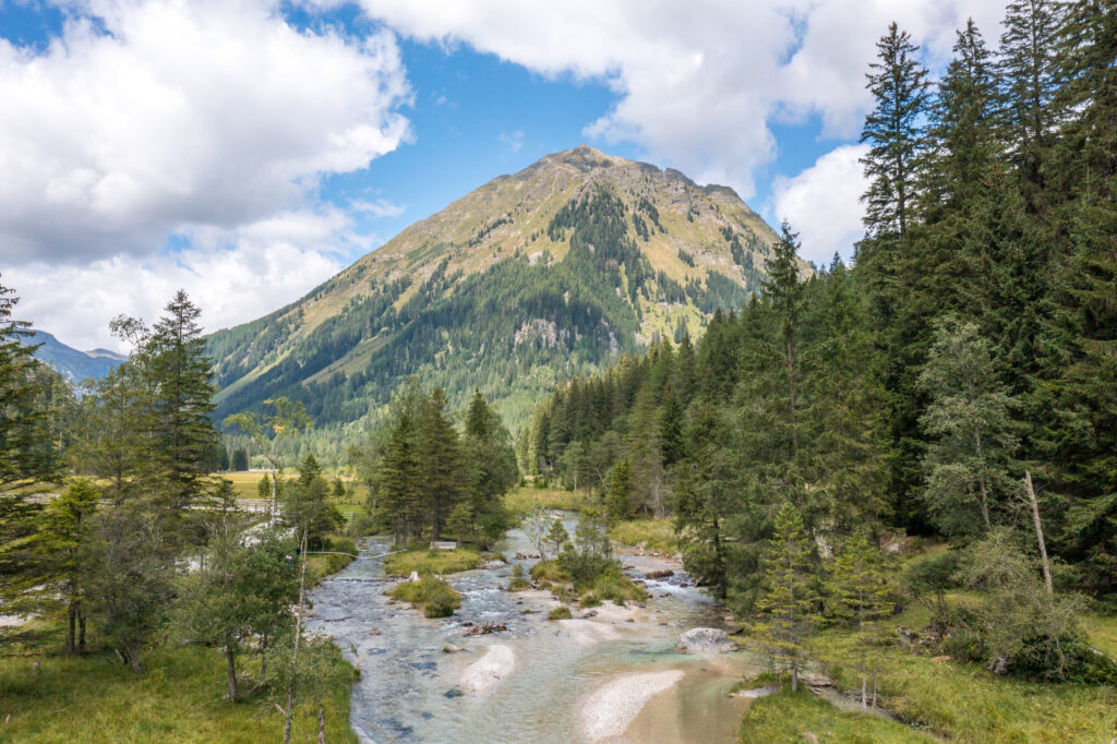 Der Longafluss in Weißpriach mit Bergen im Hintergrund
