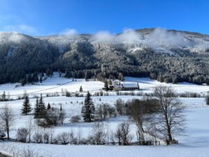 Der Ausblick von den Ferienwohnungen in Weißpriach im Winter.