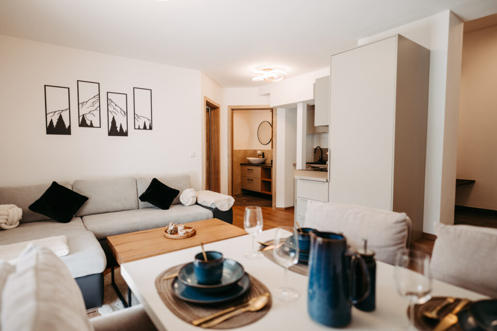 Wohnküche der Ferienwohnung mit Tisch und Küchenzeile